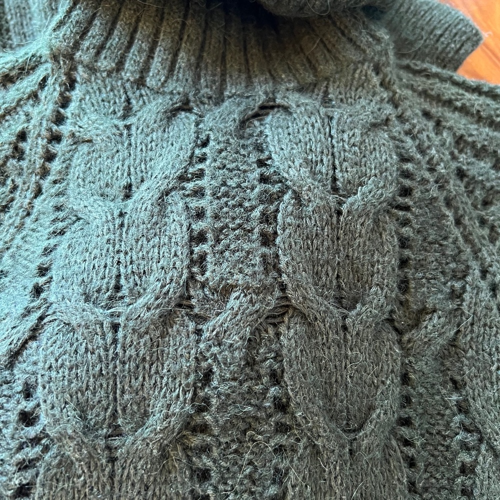 Ralph Lauren sweater. size medium. Dark green color. Made With alpaca and silk